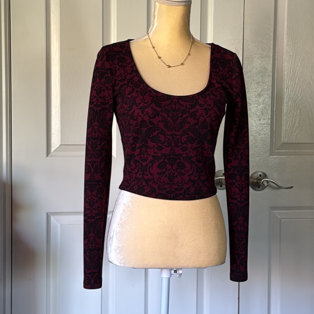 XXI Forever 21 Elegant Black and Red/ Burgundy Waffle Textured Crop Top NWOT - Picture 6 of 14